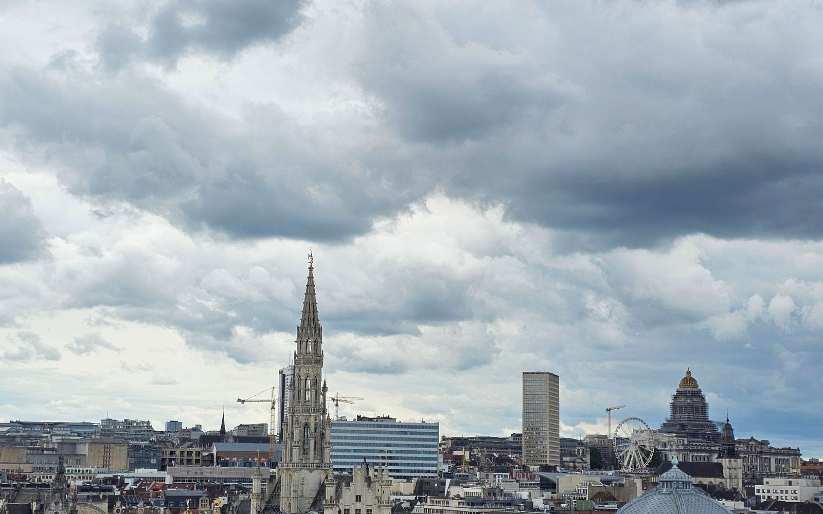 Brusselse skyline als bestemming voor een bpost-zending binnen België