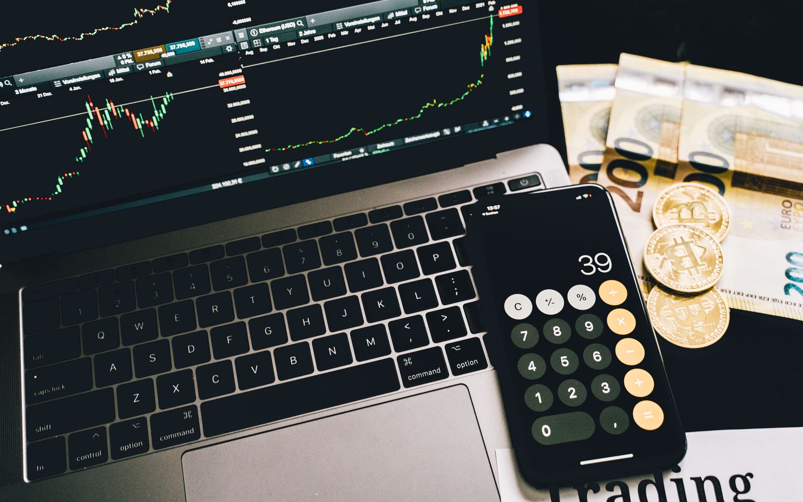 Eurobiljetten en calculator bij een overzicht van variabele verzendkosten