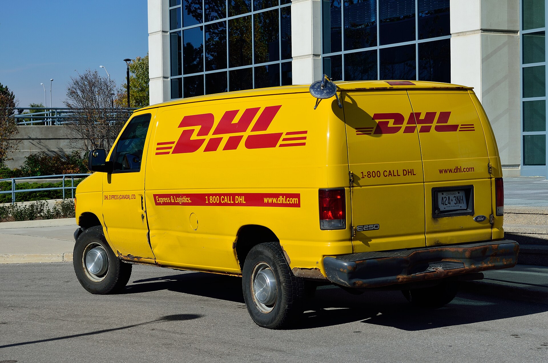 DHL-bestelbus tijdens een bezorgronde