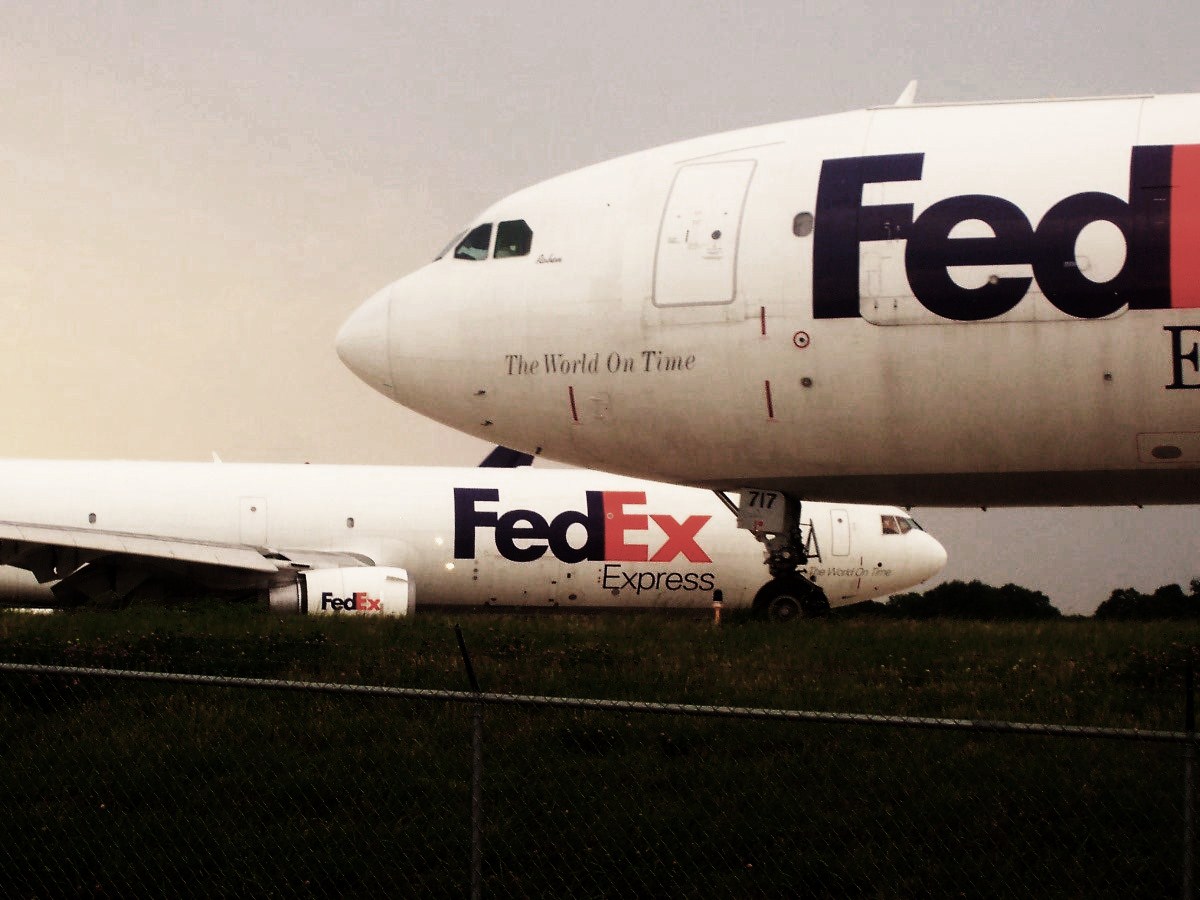 FedEx-vrachtvliegtuigen op een luchthaven