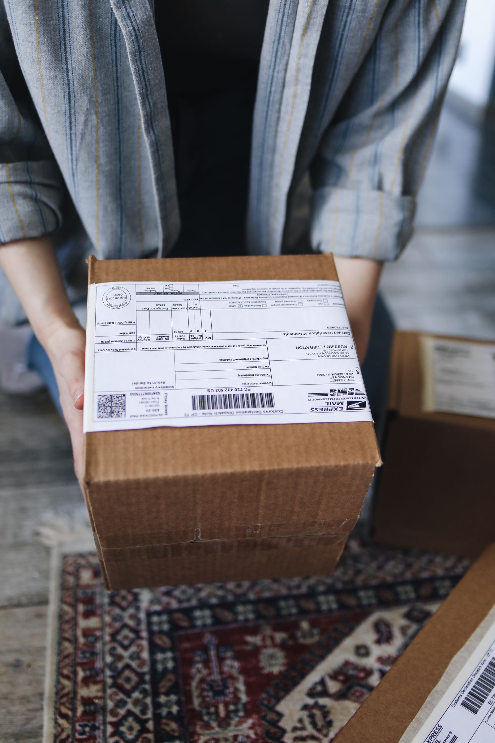 Persoon houdt een pakket met verzendlabel vast