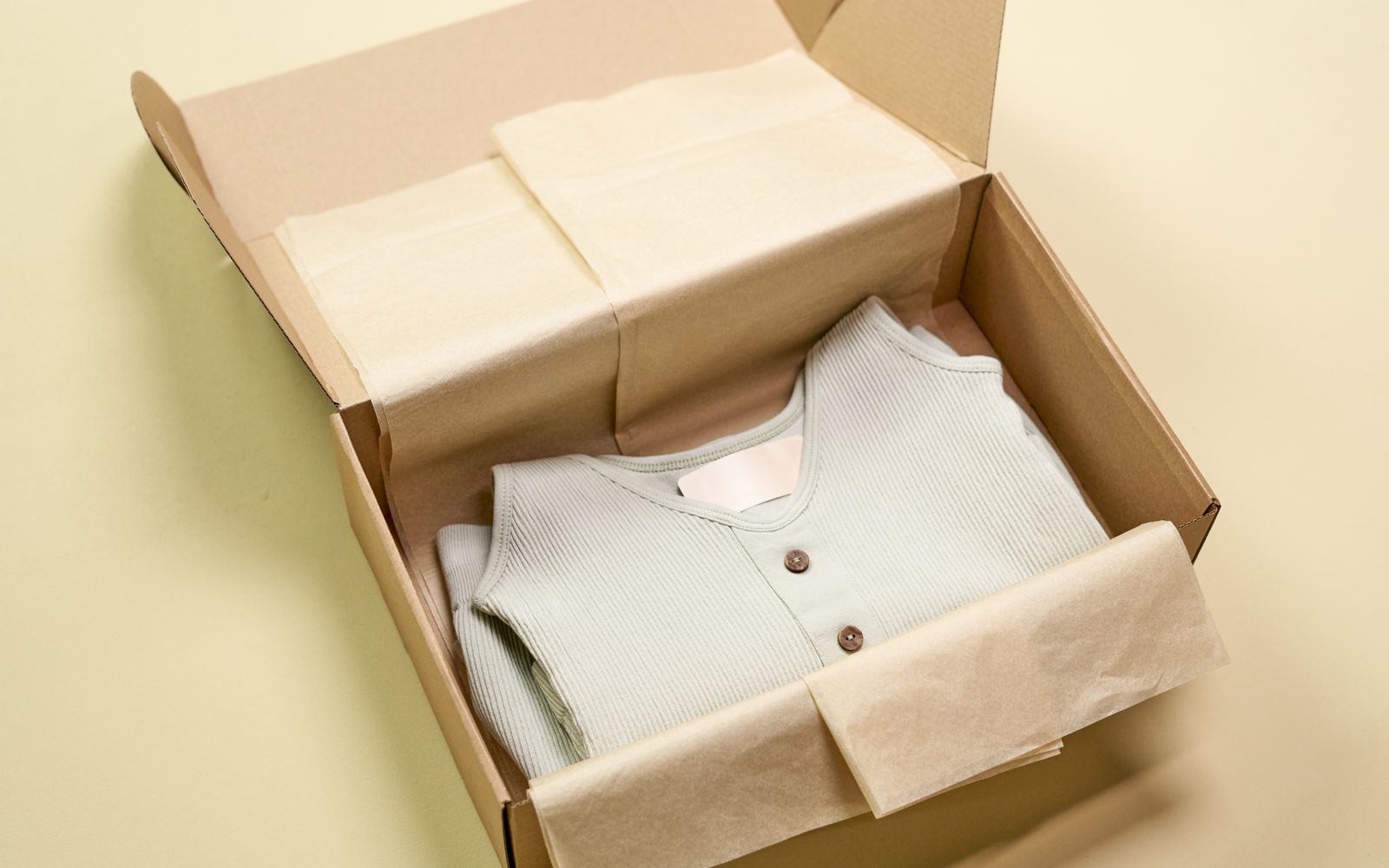Kleding netjes verpakt in een compacte verzenddoos