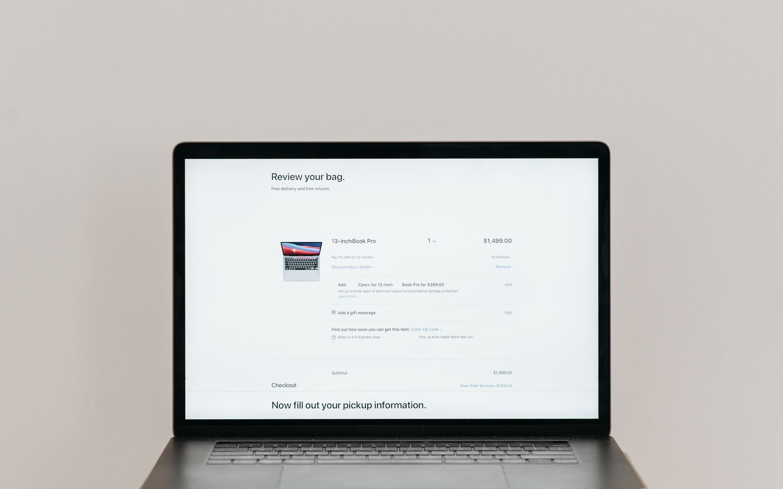 Webshopproductpagina op een laptop waarop levertijdinformatie kan worden getoond