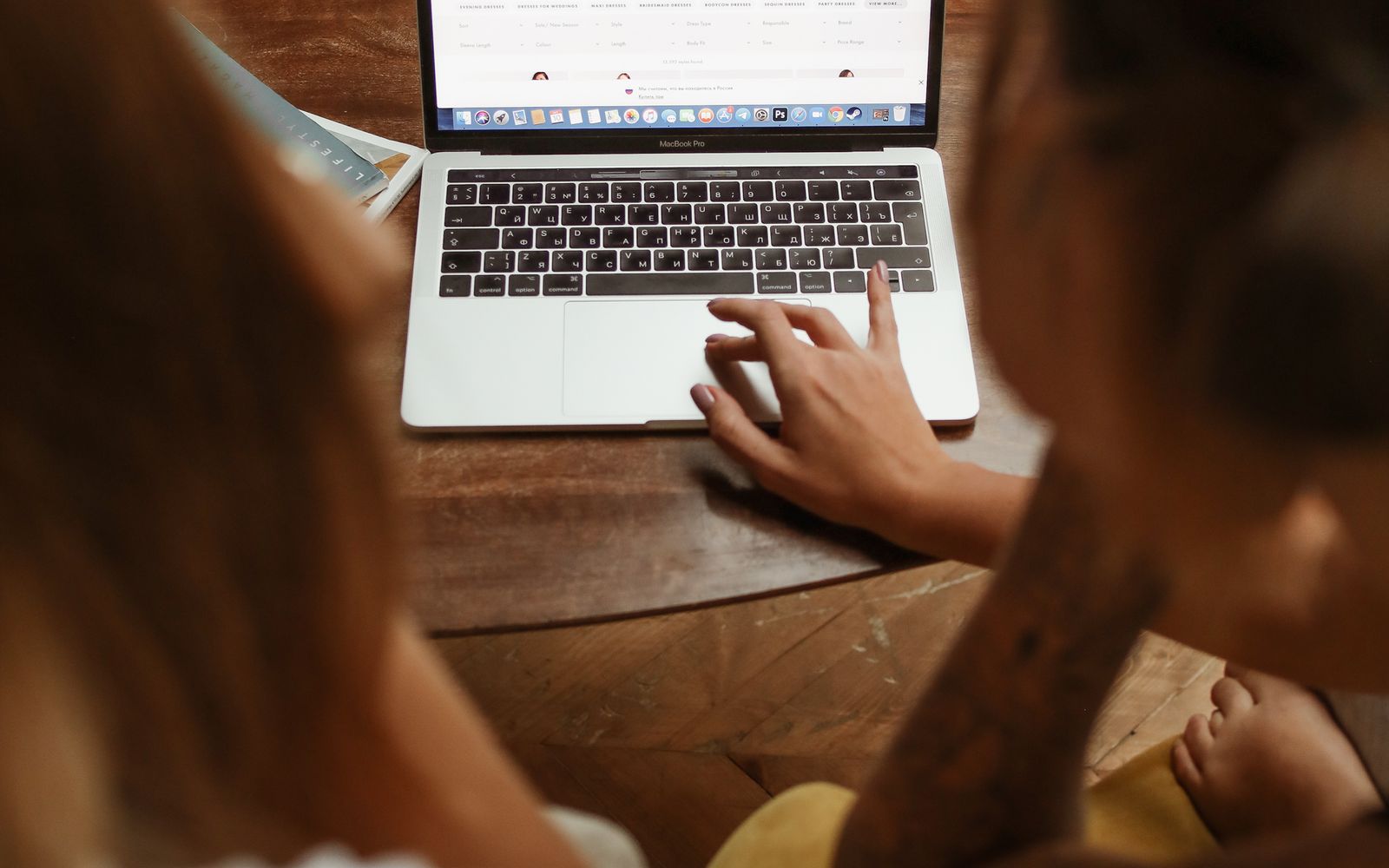 Klanten bekijken samen bestel- en verzendinformatie op een laptop