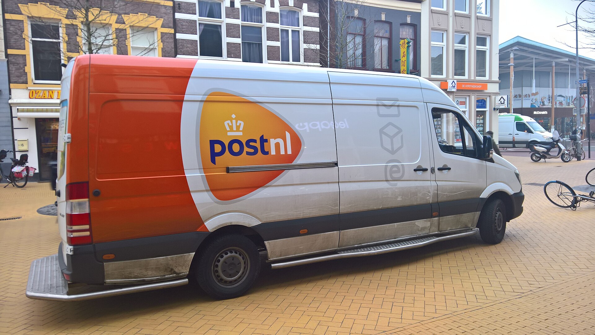 PostNL-bezorgbus in Groningen
