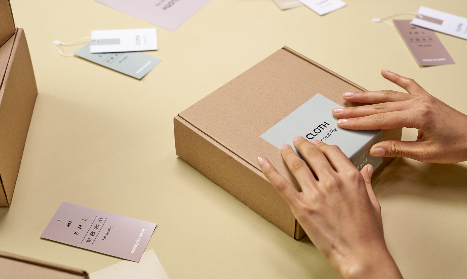 Webshopeigenaar verpakt een bestelling in een kartonnen verzenddoos voor PPWR-conforme verzending