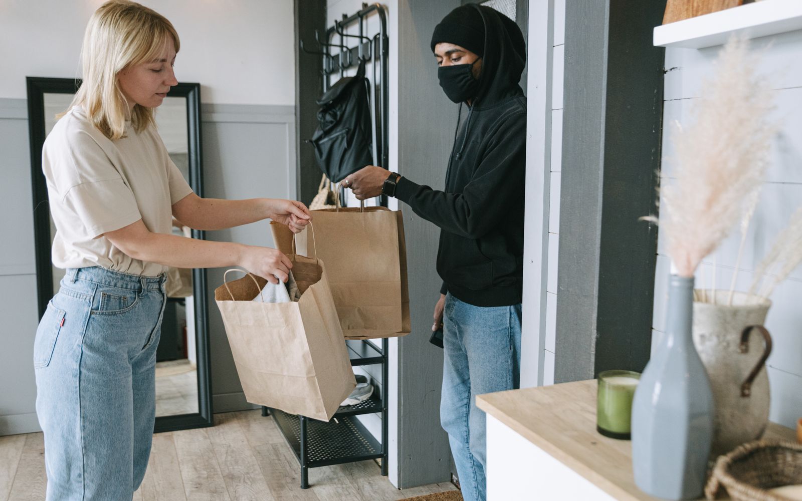 Klant ontvangt een pakket waarop retourregels van toepassing kunnen zijn