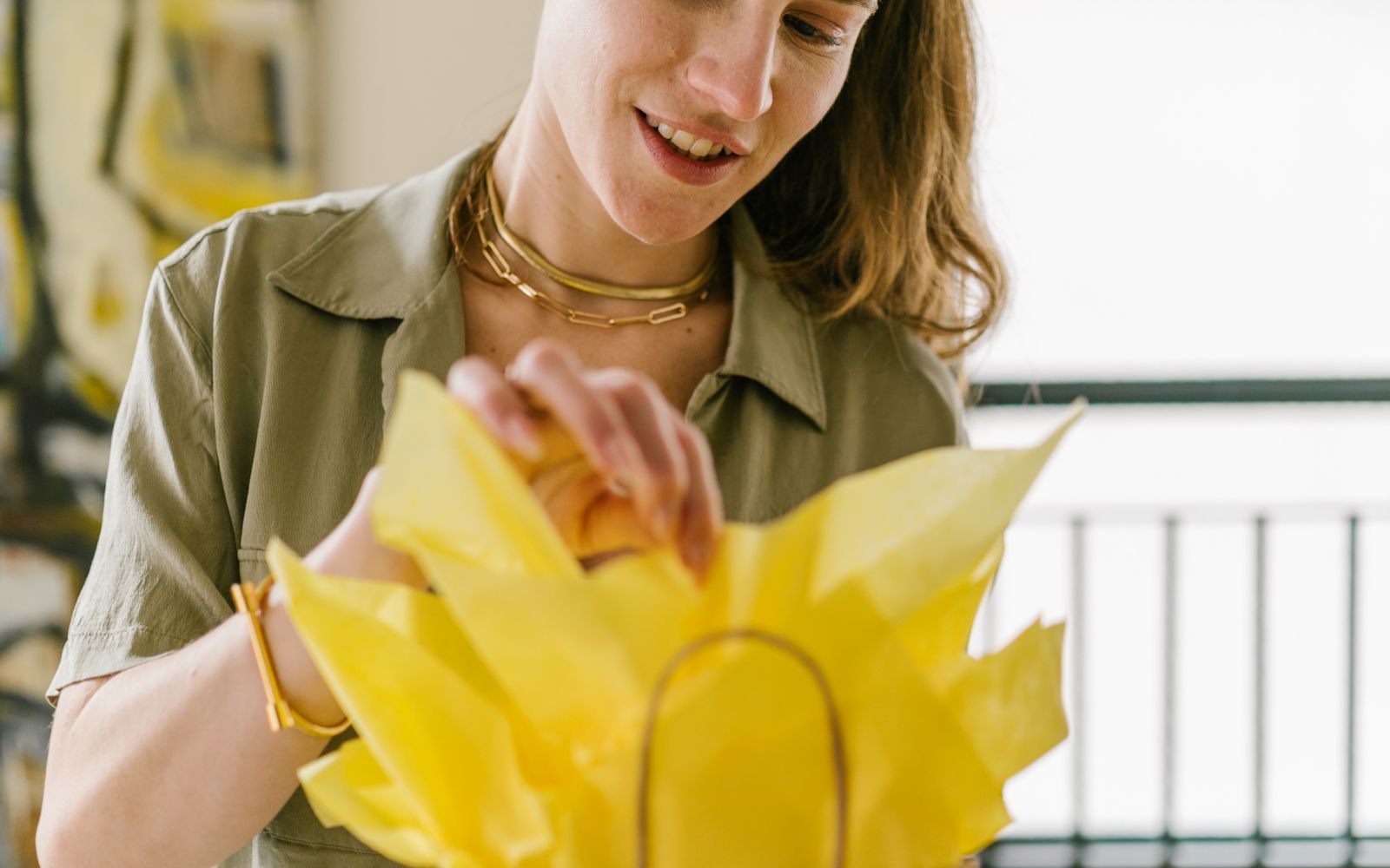 Webshopondernemer verpakt een waardevol product zorgvuldig als cadeau