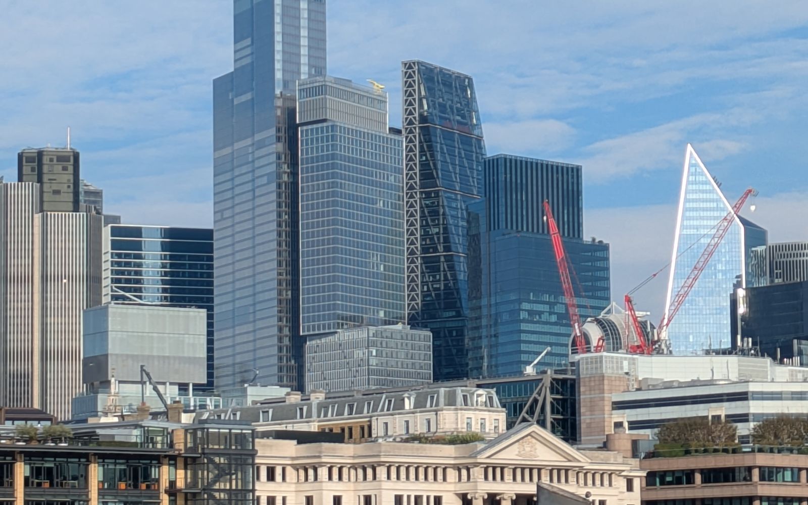 Skyline van Londen als bestemming voor FedEx-zendingen naar het Verenigd Koninkrijk