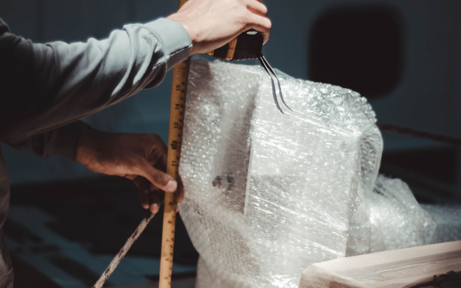 Beschermd product wordt opgemeten voor de juiste verzendverpakking