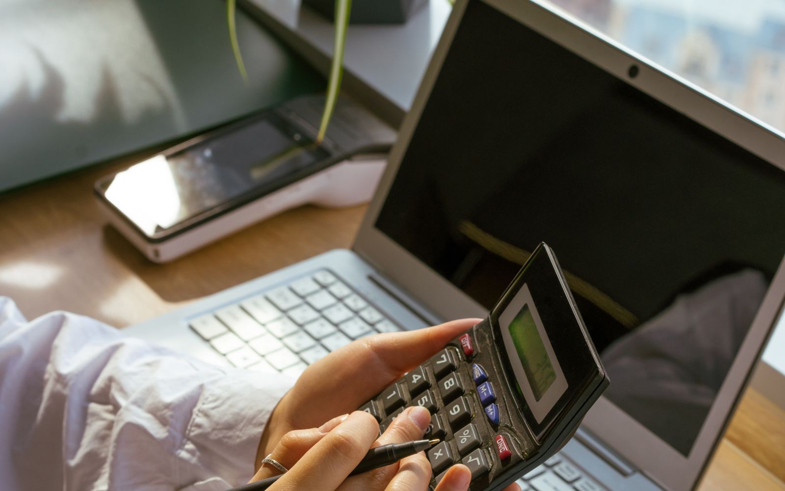 Webshopeigenaar berekent een passend drempelbedrag voor gratis verzending