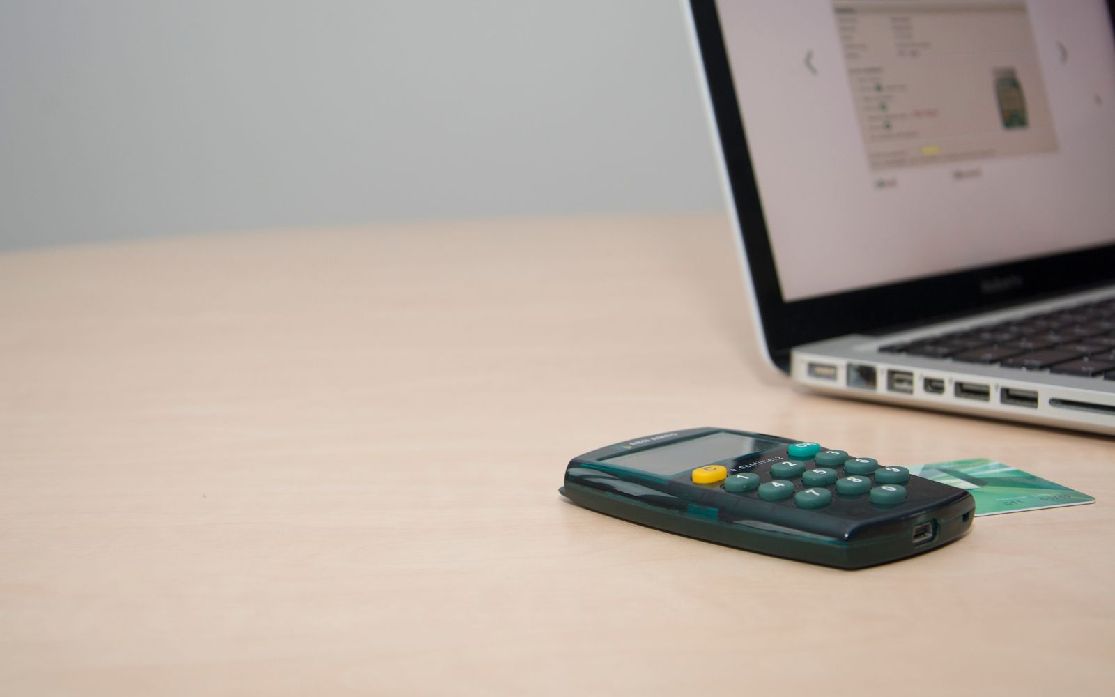 Calculator en laptop voor het berekenen van verzendkosten