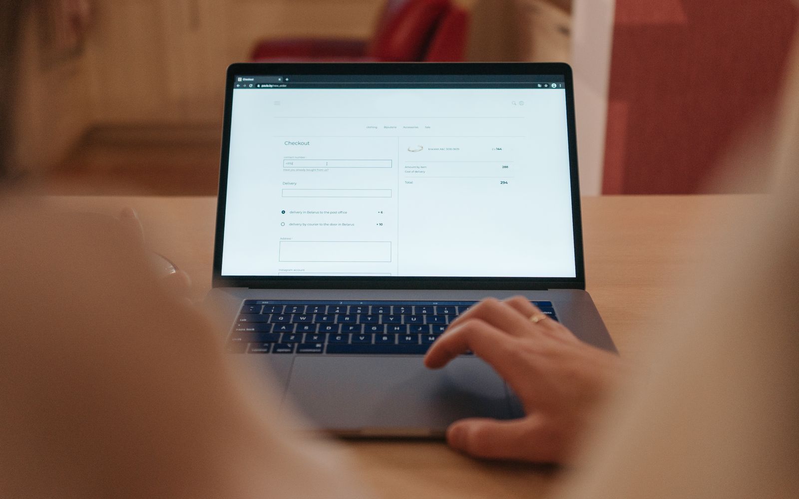 Online winkelwagen en checkout waarin verzendkosten zichtbaar worden