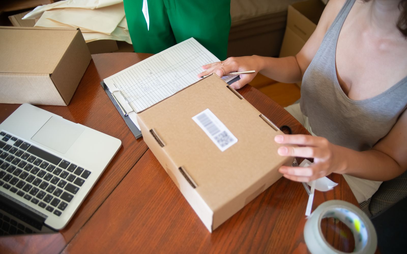 Webshopteam verwerkt de eerste bestellingen en verzendlabels