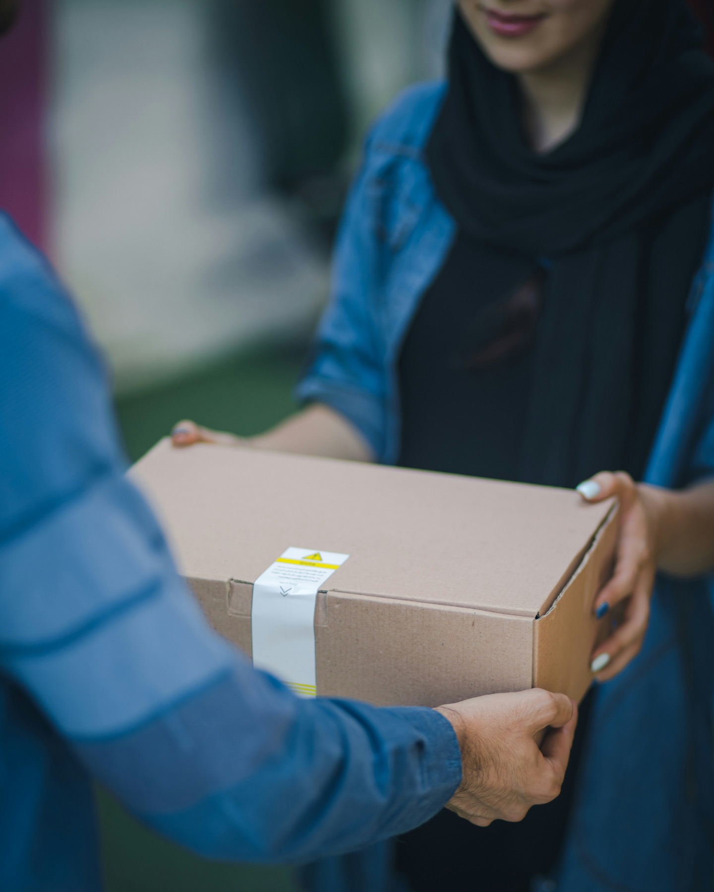 Bezorger overhandigt een pakket aan een klant