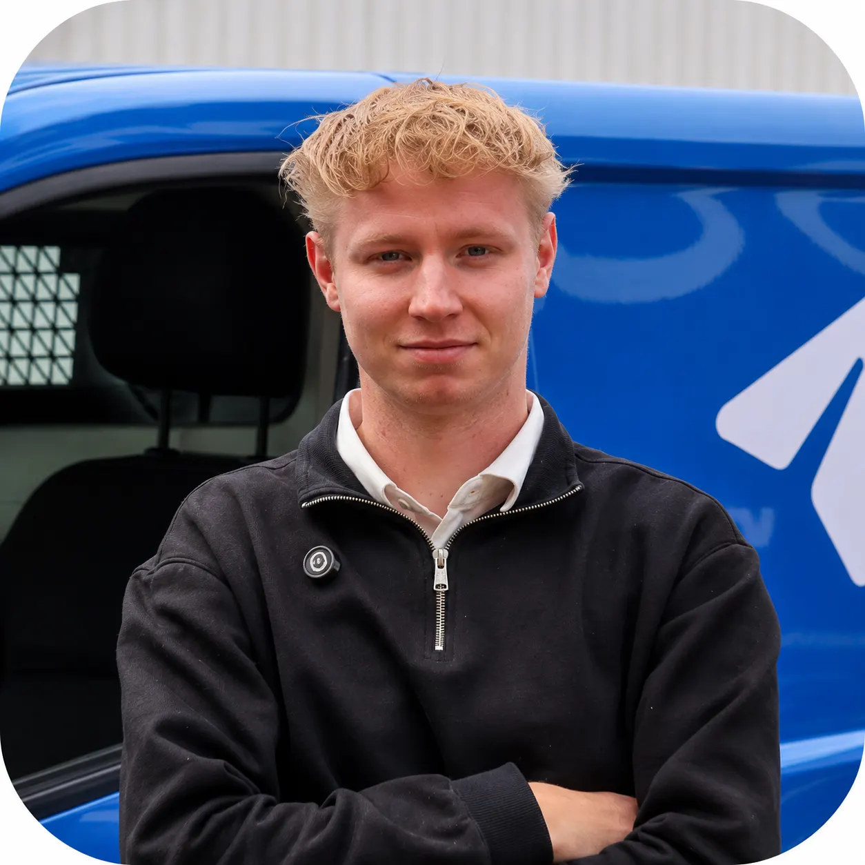 Joep van Sendwise bij de blauwe Sendwise-bus